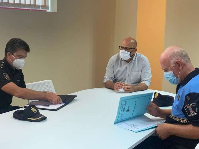 El concejal Agustín Arencibia (el centro de la foto), con Félix Ramos (d), en una reunión de coordinación/TA.